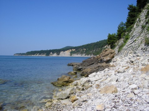 Удаленный пляж курортного посёлка Бетта, Черное море.